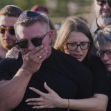 Selon le dernier bilan officiel iranien qui ne recense que les victimes civiles, la campagne militaire israélienne a fait au moins 627 morts. L'Iran a riposté par des tirs de missiles et drones, qui ont fait 28 morts en Israël, selon les autorités. En photo, les funérailles d'une jeune Israélienne. KEYSTONE/AP/Ariel Schalit